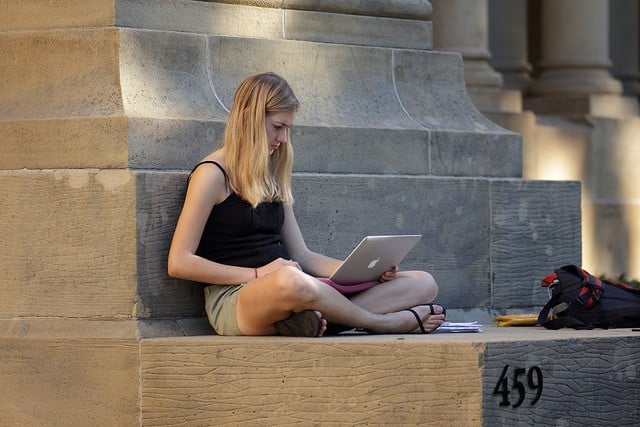 online courses, girl on her laptop